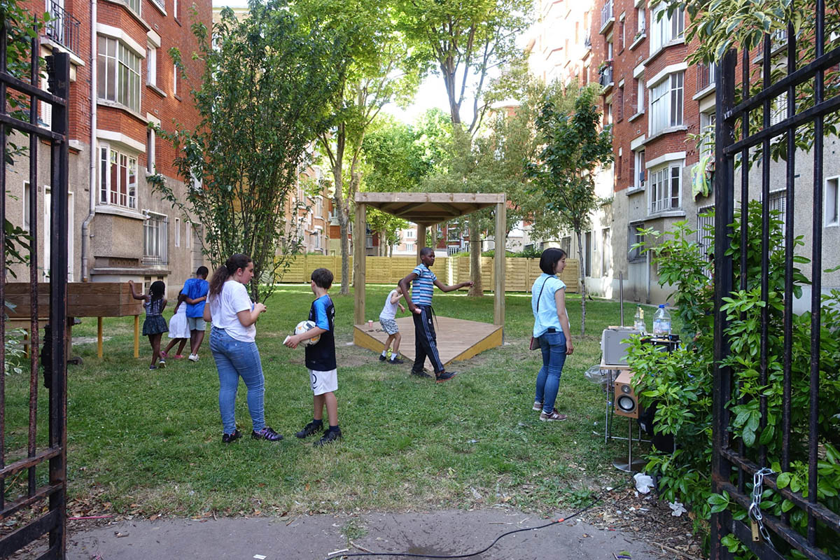 プロジェクトで制作した 閉鎖されていた中庭を利用した子供のあそび場のためのテラス